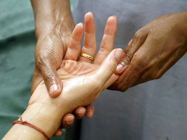 Manual therapy is a fairly popular method of treating rhizarthrosis affecting the finger joints. 